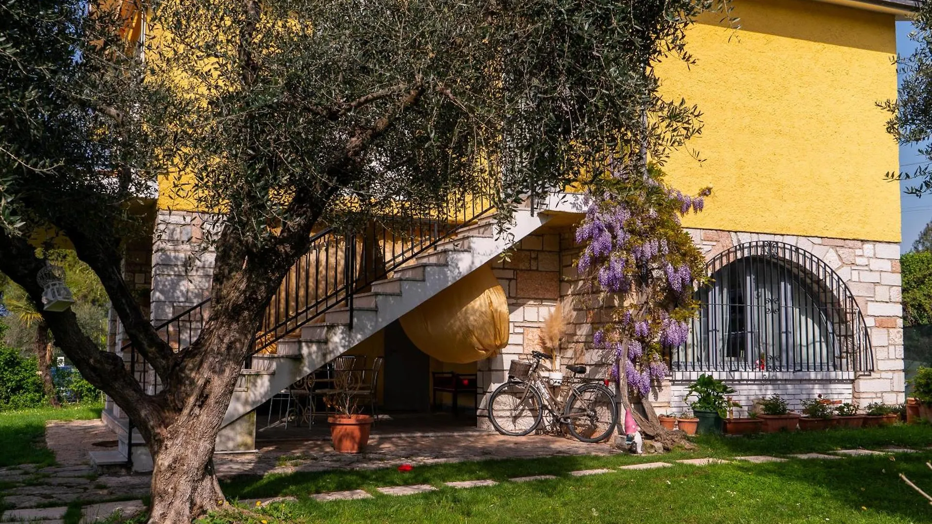 Apartment Villa La Magnolia - Private Beach Access, Garden, Views Lazise